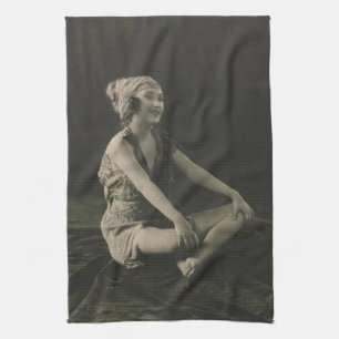 Linge De Cuisine Aimer une pauvre fille assise les jambes croisées