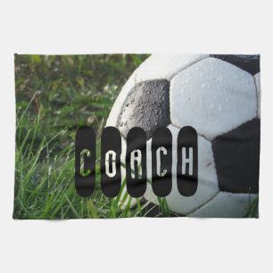 Linge De Cuisine Balle de football noir et blanc en herbe verte