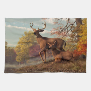 Linge De Cuisine Cerfs communs sur une rive d'un lac d'automne