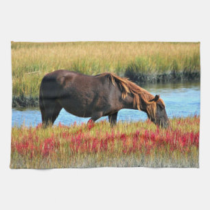 Linge De Cuisine Cheval Brun Pâturant au Bord de l'Eau