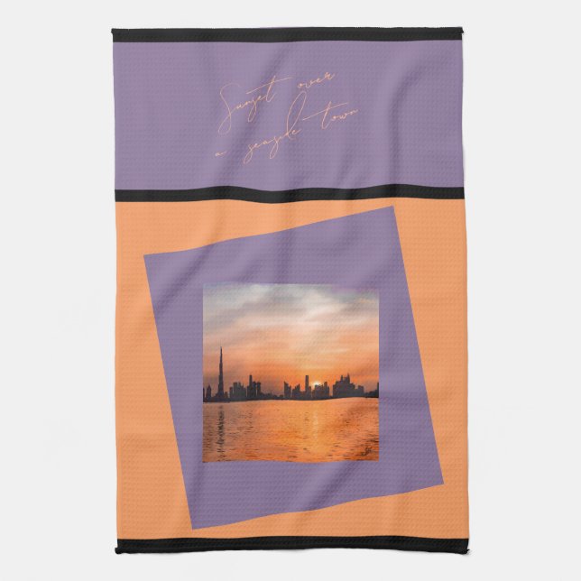 Linge De Cuisine Coucher de soleil sur une ville balnéaire - servie (Vertical)