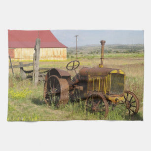 Linge De Cuisine États-Unis, Oregon, Shaniko. Tracteur ancien rouil