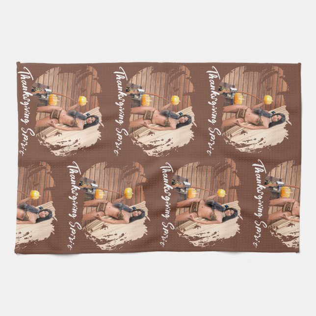 Linge De Cuisine Jeune Amérindien posant sur un mur de bois (Horizontal)