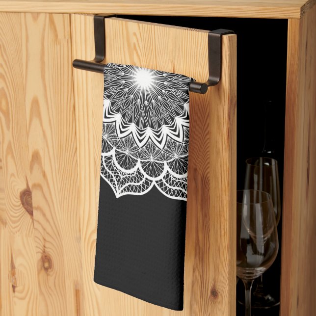 Linge De Cuisine Mandala blanc sur fond noir (Pliage en tiers)