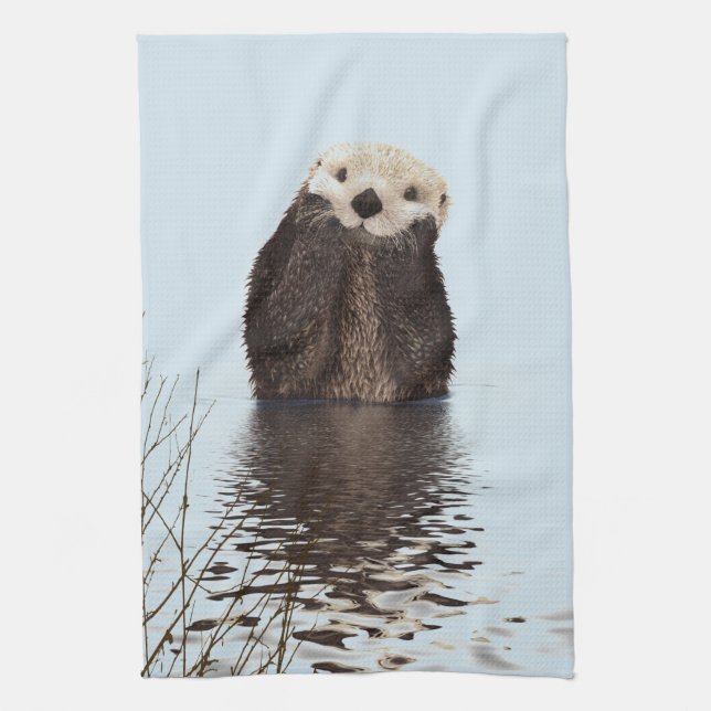 Linge De Cuisine Mignonne Otter debout dans un étang tenant son vis (Vertical)
