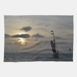 Linge De Cuisine Navigation dans le coucher du soleil