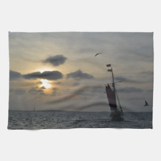 Linge De Cuisine Navigation dans le coucher du soleil