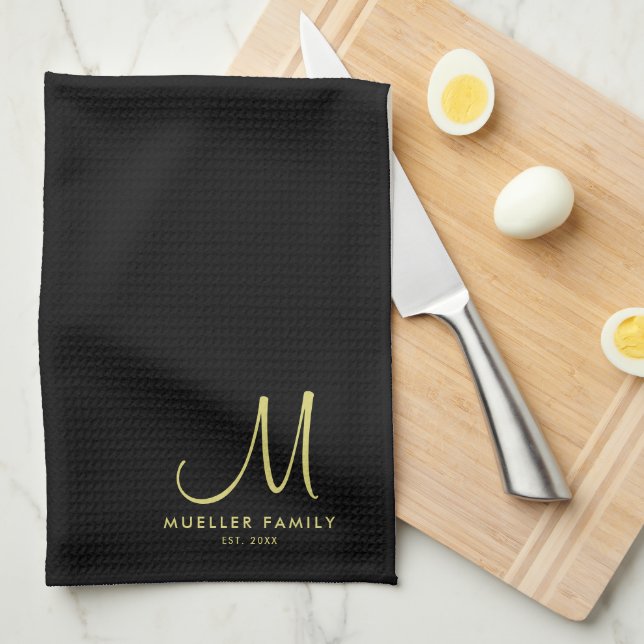 Linge De Cuisine Nom de famille Gold Monogramme Noir Personnalisé (Quart Plié)