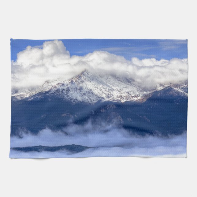Linge De Cuisine Pic de Pikes avec neige fraîche et nuages (Horizontal)