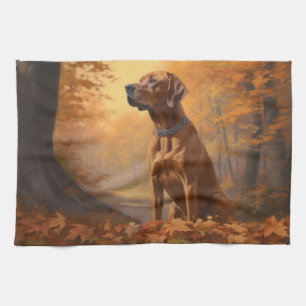 Linge De Cuisine Rhodesian Ridgeback dans les feuilles d'automne to