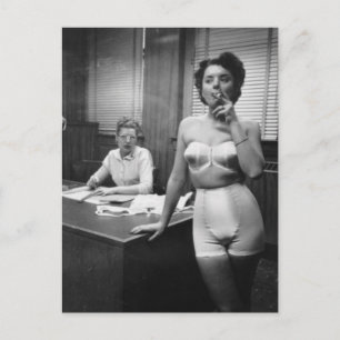 Lingerie-Modell Rauchen in einem Büro Postkarte