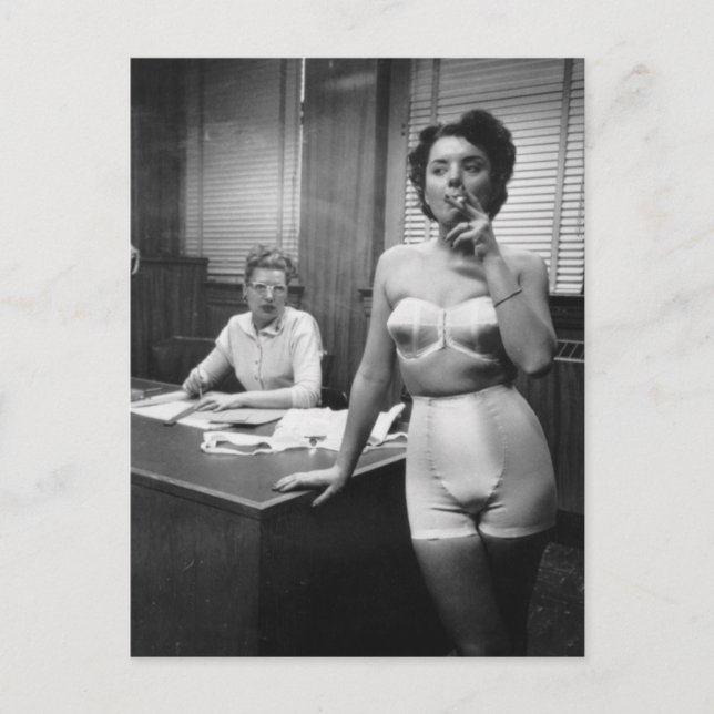 Lingerie-Modell Rauchen in einem Büro Postkarte (Vorderseite)
