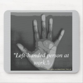 "Linkshändige Person bei der Arbeit. " Mousepad