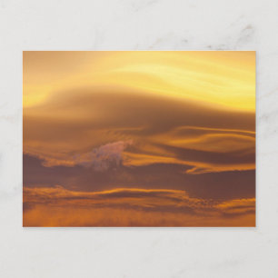 Linsenförmige Wolke bei Sonnenuntergang Postkarte