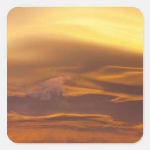 Linsenförmige Wolke bei Sonnenuntergang Quadratischer Aufkleber