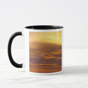 Linsenförmige Wolke bei Sonnenuntergang Tasse