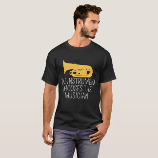 L'instrument choisit le T-shirt de musicien, tuba