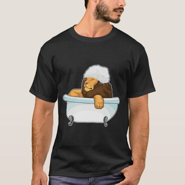 Lion Bathe Bathtub T-Shirt (Vorderseite)