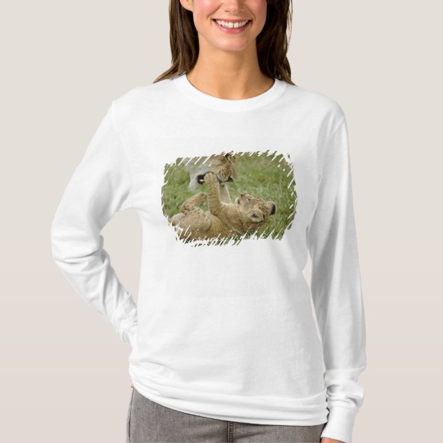Lion Cub Playing T-Shirt (Vorderseite)