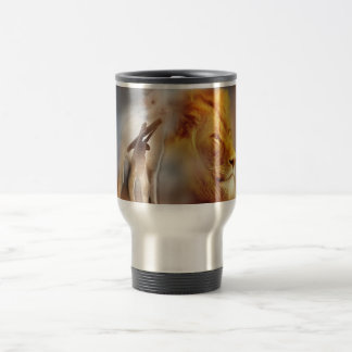Lion et la tasse de voyage d'agneau