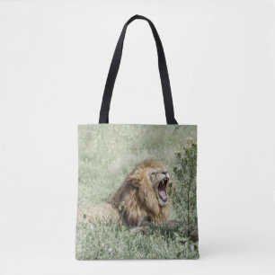 LION LYING ON GREEN GRASS WÄHREND DES TAGES TASCHE