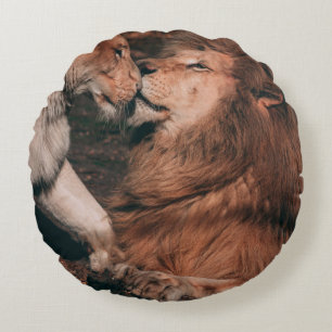 LION LYON ON BROWN ROCK RUNDES KISSEN