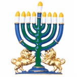 Lion Menorah Skulptur Freistehende Fotoskulptur<br><div class="desc">Akryllische Fotoskulptur einer blauen,  grünen und goldenen Menorah mit neun beleuchteten Kerzen und zwei goldenen Löwen am Boden. Siehe dazu passendes Acryl Fotoskulptur Button,  Schlüsselanhänger,  Magnet und Ornament. Sehen Sie sich die gesamte Hanukkah-Fotoskulpturensammlung unter der Rubrik ZUHAUSE im Bereich HOLIDAYS an.</div>