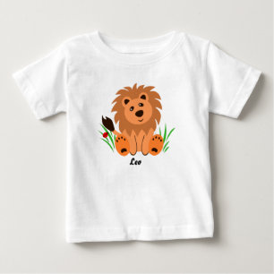 Lion mignon dans l'herbe avec t-shirt bébé coccine