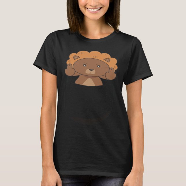 Lion Showing middle finger in a pocket T-Shirt (Vorderseite)