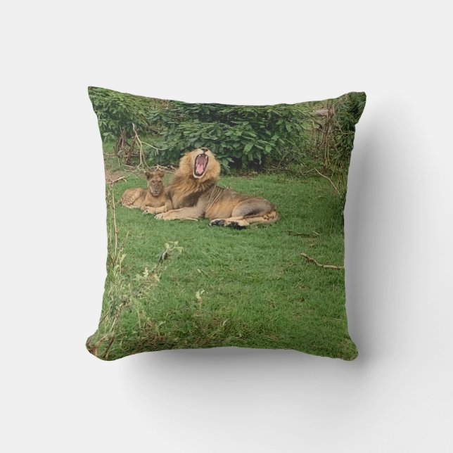 Lion Yawn-Wurfkissen Kissen (Vorderseite)