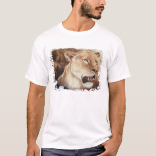 Lioness auf ihrem Tod T-Shirt