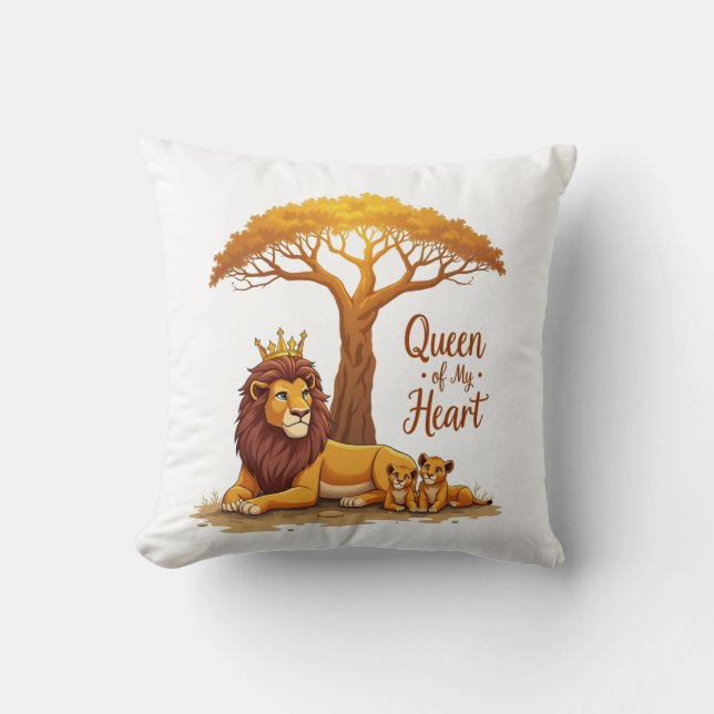 "Lioness Queen Mama - Goldene Krone der Liebe" Kissen (Vorderseite)