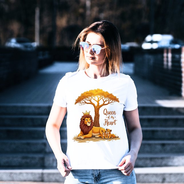 "Lioness Queen Mama - Goldene Krone der Liebe" T-Shirt (Von Creator hochgeladen)