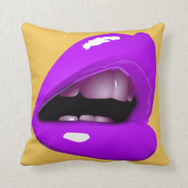 Lippen der Frau im Lila Kissen