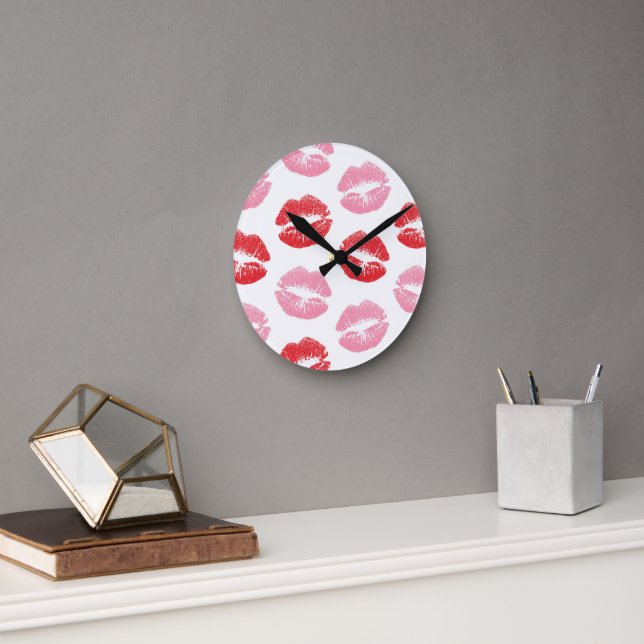 Lippen, rot und rosa, Lippenmuster, Lippenstift, K Runde Wanduhr (Büro)