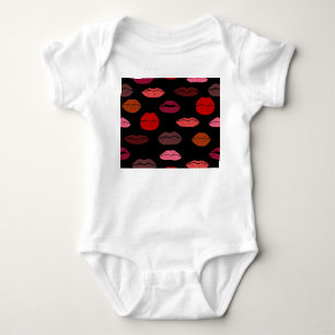Lippenabdruck, rote rosa Küsse. Baby Strampler