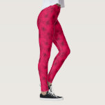 Lippenfarbene schwarze Leggings<br><div class="desc">Lilypilly Blume und Beeren zeichnen eine Zeichnung,  die Leggings mit wiederholtem Muster zeichne. Die Hintergrundfarbe kann auf Ihre eigene Wahl geändert werden,  derzeit dunkelrosa. © Original Tinte zeichnend und Muster Design von Sarah Trett. www.sarahtrett.com für www.mylittleeden.com auf zazzle.</div>