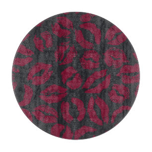 Lippenstift Küsse: Dunkelrote Abdrücke Schneidebrett
