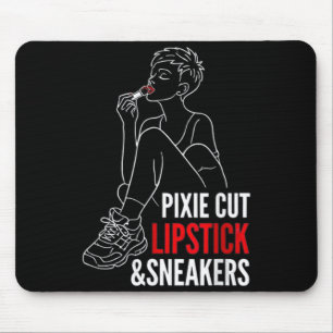 Lippglanz und Sneaker bei Frauen mit Pixie-Frisur Mousepad