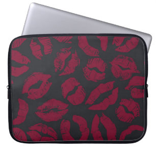 Lipstick Kisses: Dunkelrote Abdrücke Laptopschutzhülle