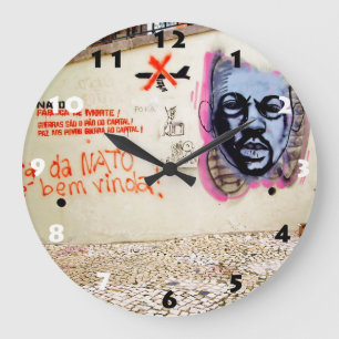 LISSABON-GRAFFITI MIT SCHWARZWEISS-ZAHLEN GROßE WANDUHR