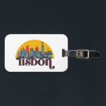 Lissabon Stadt Skyline Retro City Art Gepäckanhänger<br><div class="desc">Vintages und retro City Design mit wunderschöner Skyline, touristischer Attraktion und Stadtbild. Cooler Wolkenkratzer und Gebäude Silhouette Illustrationen für Touristen und Reisende. Ideal als Souvenir, um Zuhause auf Reisen zu bringen. Rett die Erinnerung an deine Reise und Ferien mit Familie und Freunden. Die Hintergrundfarbe kann auf die gewünschte Farbe angepasst...</div>