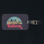 Lissabon Stadt Skyline Vintage Stadt Gepäckanhänger<br><div class="desc">Vintages und retro City Design mit wunderschöner Skyline, touristischer Attraktion und Stadtbild. Cooler Wolkenkratzer und Gebäude Silhouette Illustrationen für Touristen und Reisende. Ideal als Souvenir, um Zuhause auf Reisen zu bringen. Rett die Erinnerung an deine Reise und Ferien mit Familie und Freunden. Die Hintergrundfarbe kann auf die gewünschte Farbe angepasst...</div>
