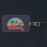 Lissabon Stadt Skyline Vintage Stadt Gepäckanhänger<br><div class="desc">Vintages und retro City Design mit wunderschöner Skyline, touristischer Attraktion und Stadtbild. Cooler Wolkenkratzer und Gebäude Silhouette Illustrationen für Touristen und Reisende. Ideal als Souvenir, um Zuhause auf Reisen zu bringen. Rett die Erinnerung an deine Reise und Ferien mit Familie und Freunden. Die Hintergrundfarbe kann auf die gewünschte Farbe angepasst...</div>