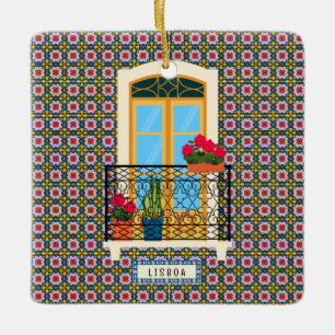 Lissabonner Hausfenster mit Pflanzen und Fliesen Keramikornament