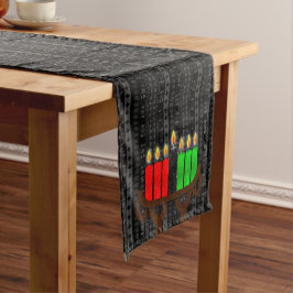 Lit Kinara Kwanzaa mit Schwarz, Rot und Grün Kurzer Tischläufer