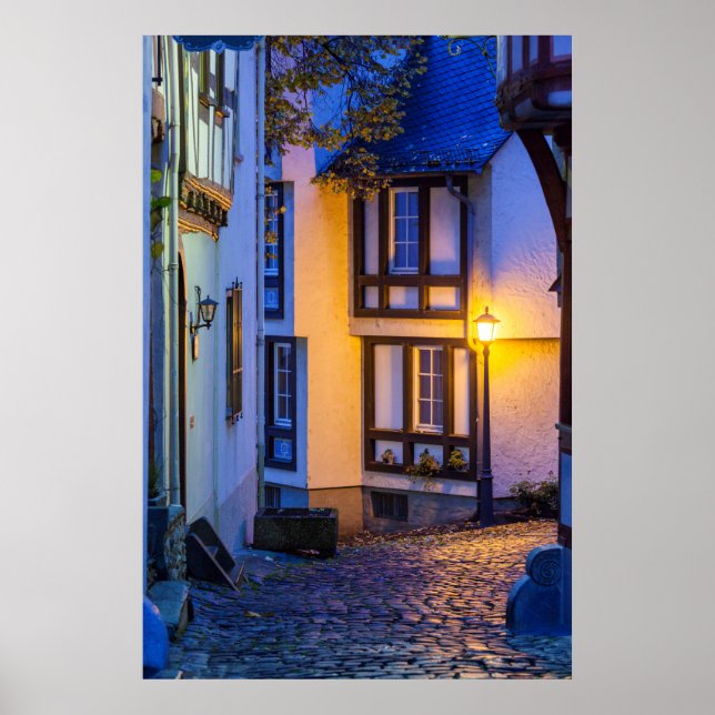 Lit Street Lamp auf der Cobbled Street Poster (Vorne)