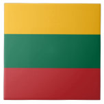 Litauen mit Flagge Fliese<br><div class="desc">Fügen Sie Ihrem Raum eine einzigartige und lebendige Touch mit dieser wunderschön gestalteten Kachel mit der litauischen Flagge hinzu! Diese Kachel ist präzise gefertigt und zeigt die ikonische litauische Fahne in atemberaubenden Details. Die kühnen gelben, grünen und roten Streifen bringen jedem Zimmer ein Gefühl von Nationalstolz und kultureller Identität. Egal...</div>