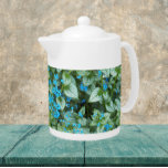 Little Blue Brunnera Blume Floral<br><div class="desc">Weiße Keramik Teekanne mit Deckel,  die ein Foto-Bild der kleinen,  blauen Blumen und verschiedenen Blätter der Brunnera Jack Frost Pflanze. Ein schönes,  blumengeschmücktes Design!</div>