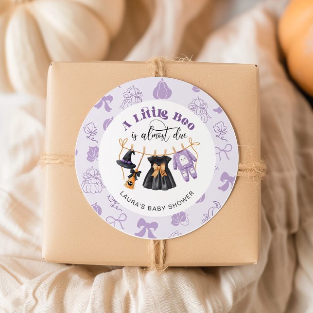 Little Boo Clothesline Lila Baby Dusche Runder Aufkleber (Von Creator hochgeladen)